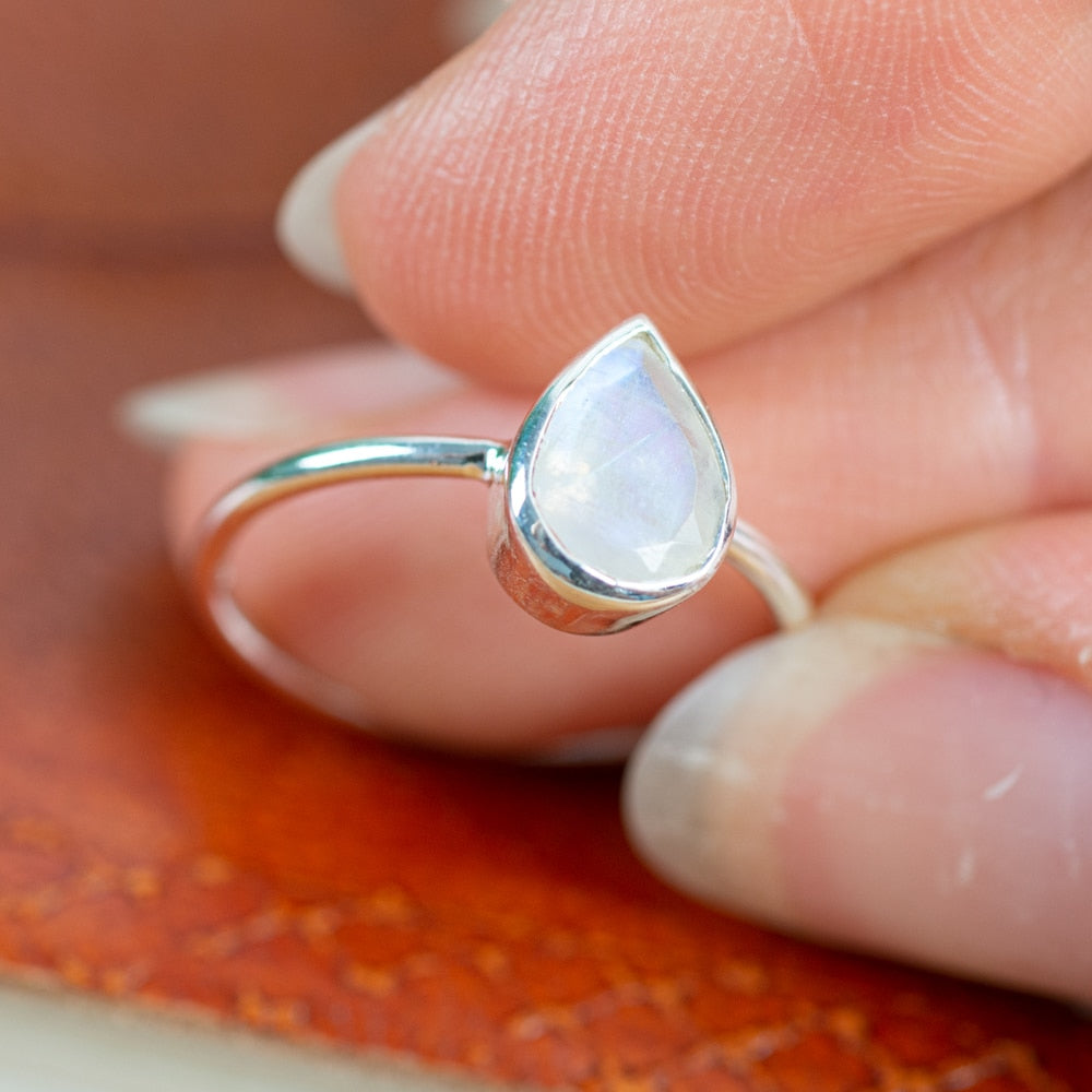 Edelsteen Ring Regenboog Maansteen – 925 Zilver – Peervorm (Maat 17)