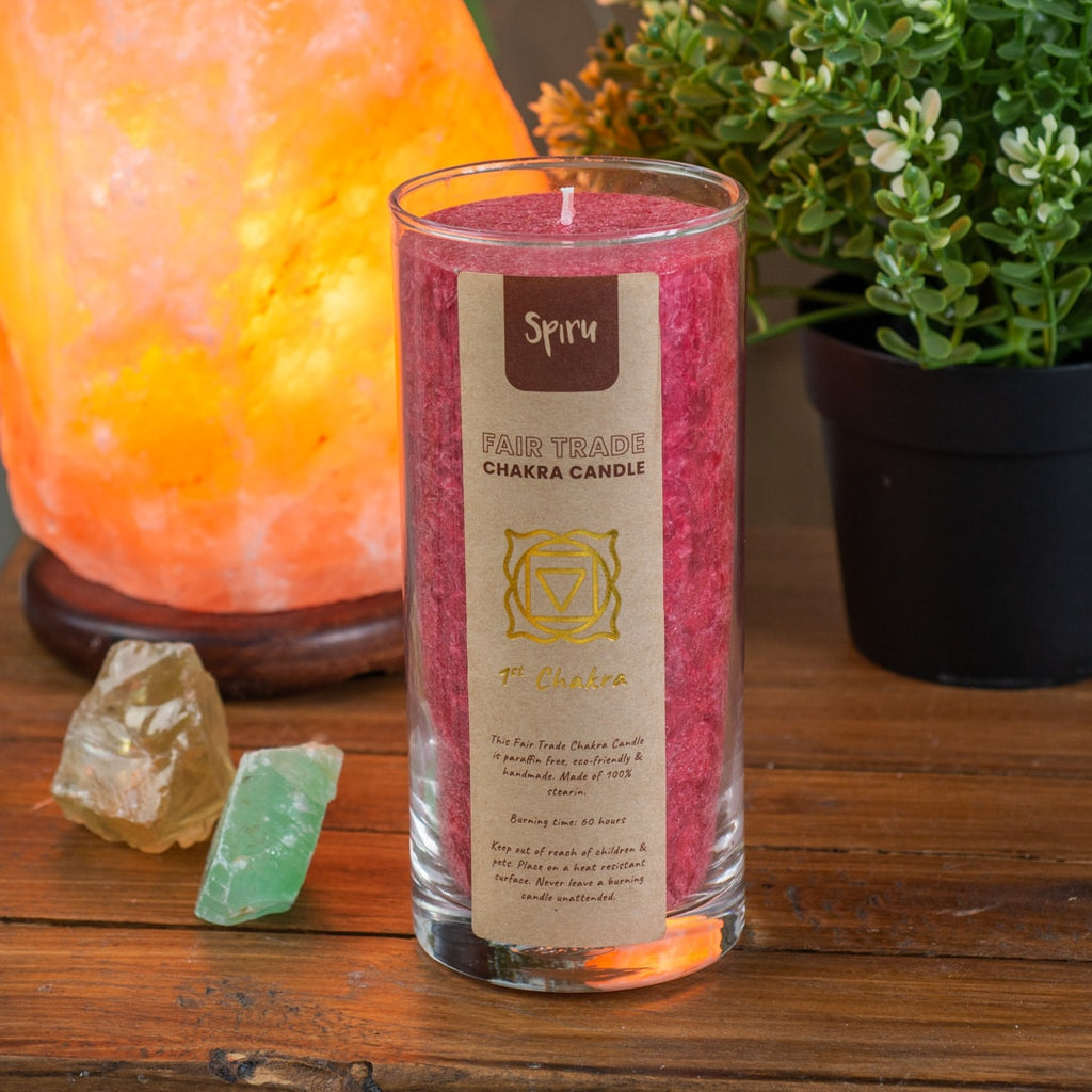 Fair Trade Wortel Chakra (1e) Stearine Kaars in Glas – Rood (60 Branduren)