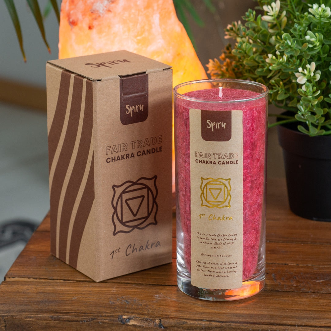 Fair Trade Wortel Chakra (1e) Stearine Kaars in Glas – Rood (60 Branduren)