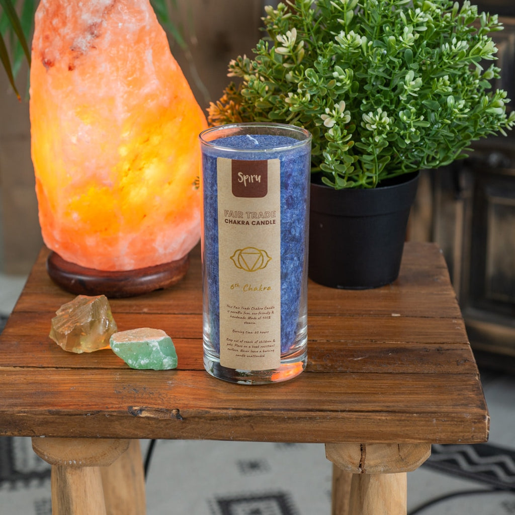 Fair Trade Derde Oog Chakra (6e) Stearine Kaars in Glas – Indigo (60 Branduren)