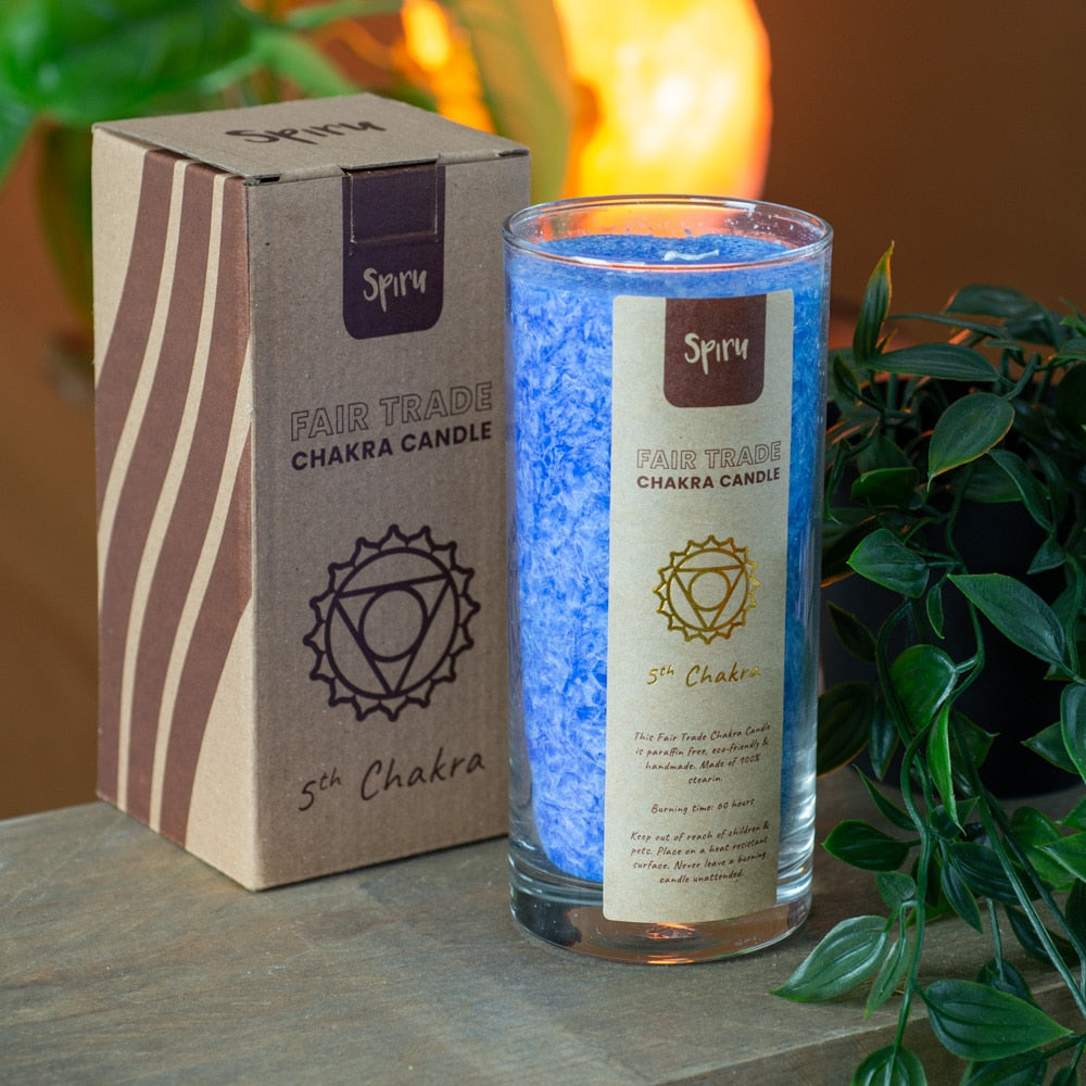 Fair Trade Keel Chakra (5e) Stearine Kaars in Glas – Blauw (60 Branduren)