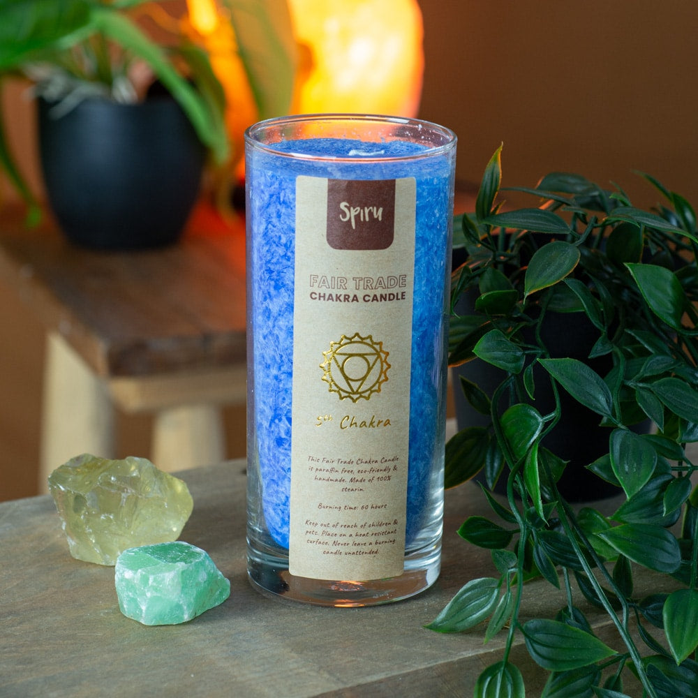 Fair Trade Keel Chakra (5e) Stearine Kaars in Glas – Blauw (60 Branduren)