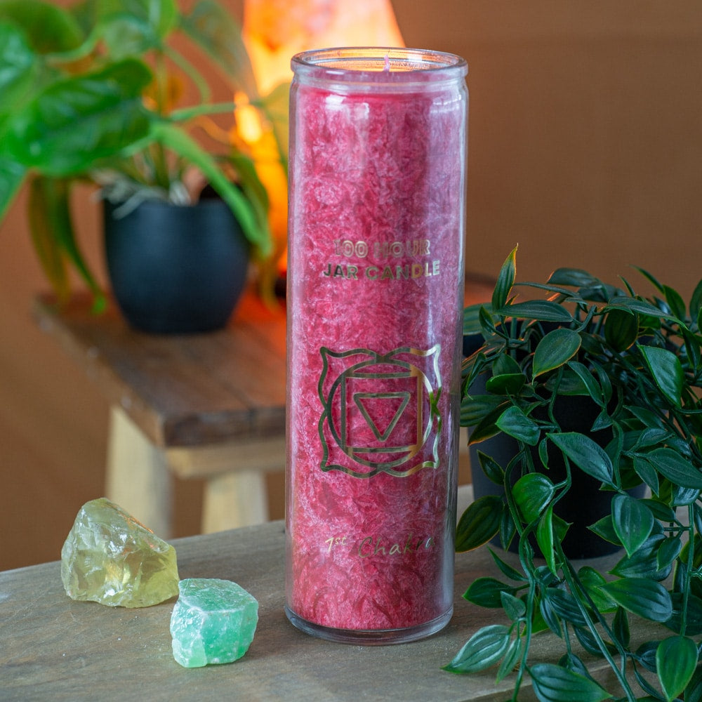 Fair Trade Wortel Chakra (1e) Stearine Kaars in Glas – Rood (100 Branduren)