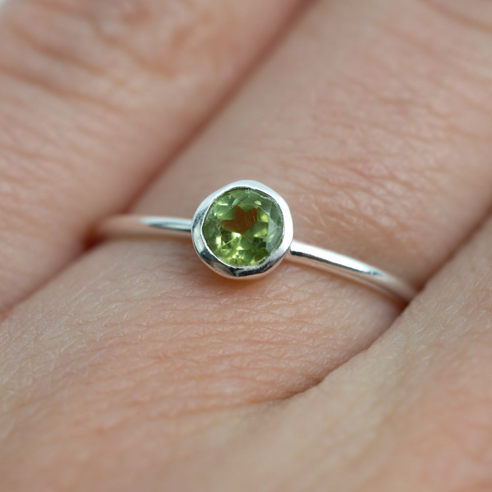 Geboortesteen Ring Peridoot Augustus – 925 Zilver – Zilverkleurig (Maat 17)