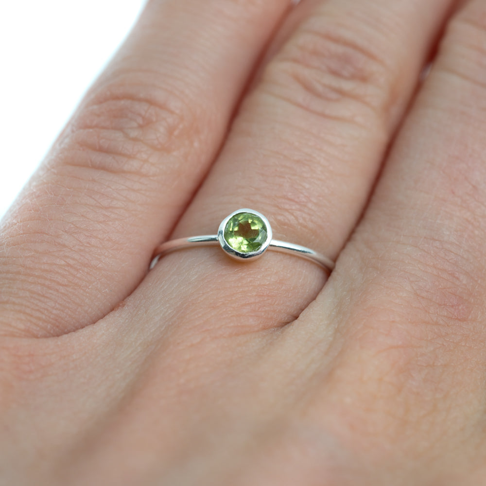 Geboortesteen Ring Peridoot Augustus – 925 Zilver – Zilverkleurig (Maat 17)
