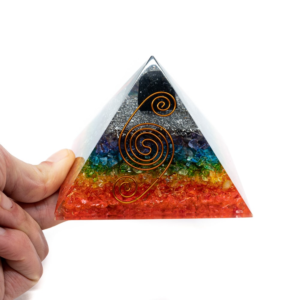 Orgonite Piramide 7 Chakra – Ruwe Zwarte Toermalijn (90 mm)