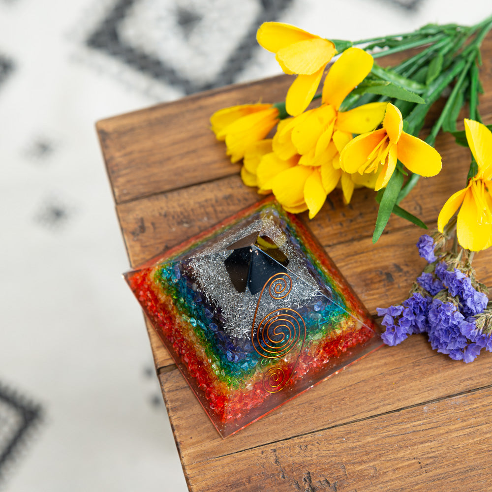 Orgonite Piramide 7 Chakra – Ruwe Zwarte Toermalijn (90 mm)