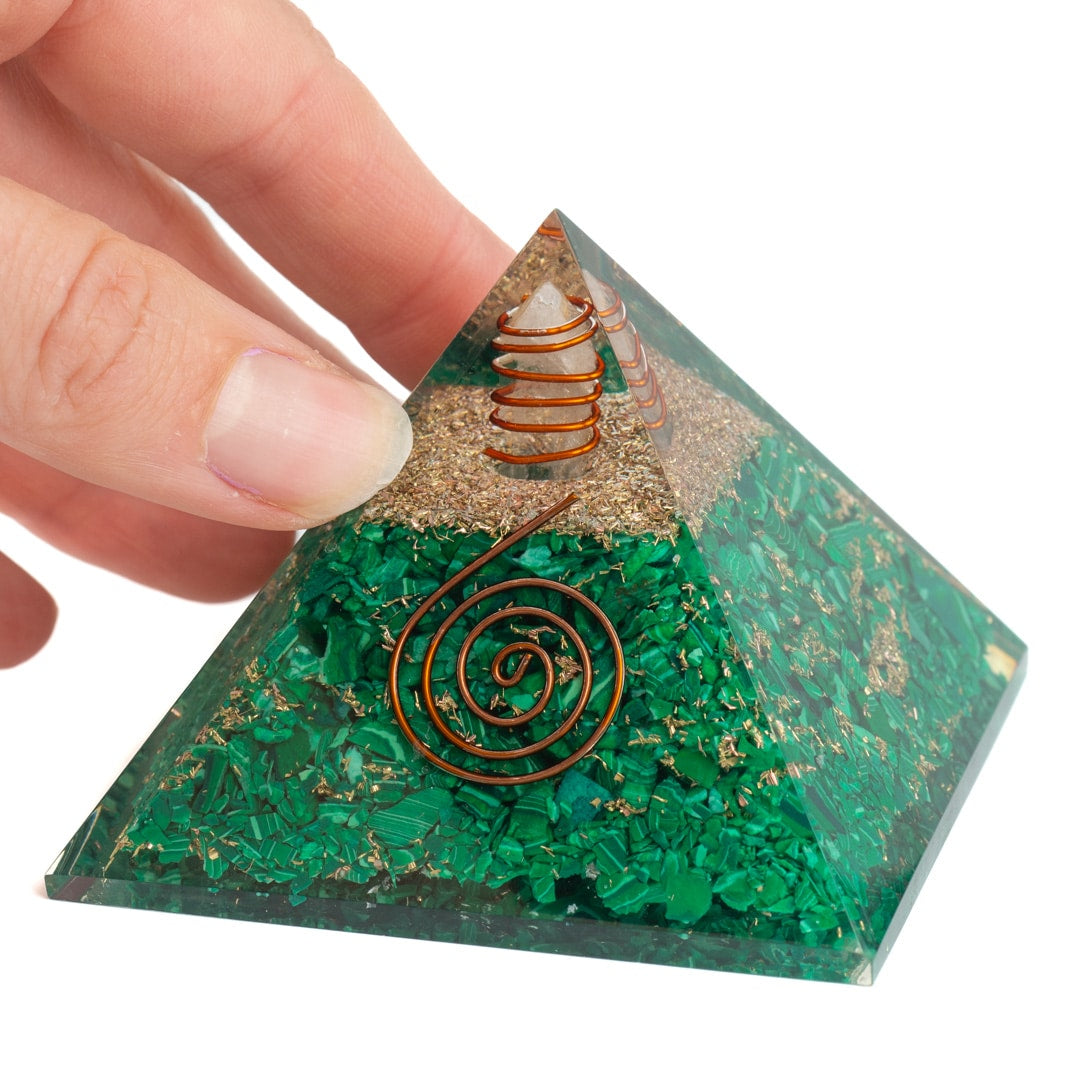 Orgonite Piramide Malachiet met Bergkristal Punt (70 mm)