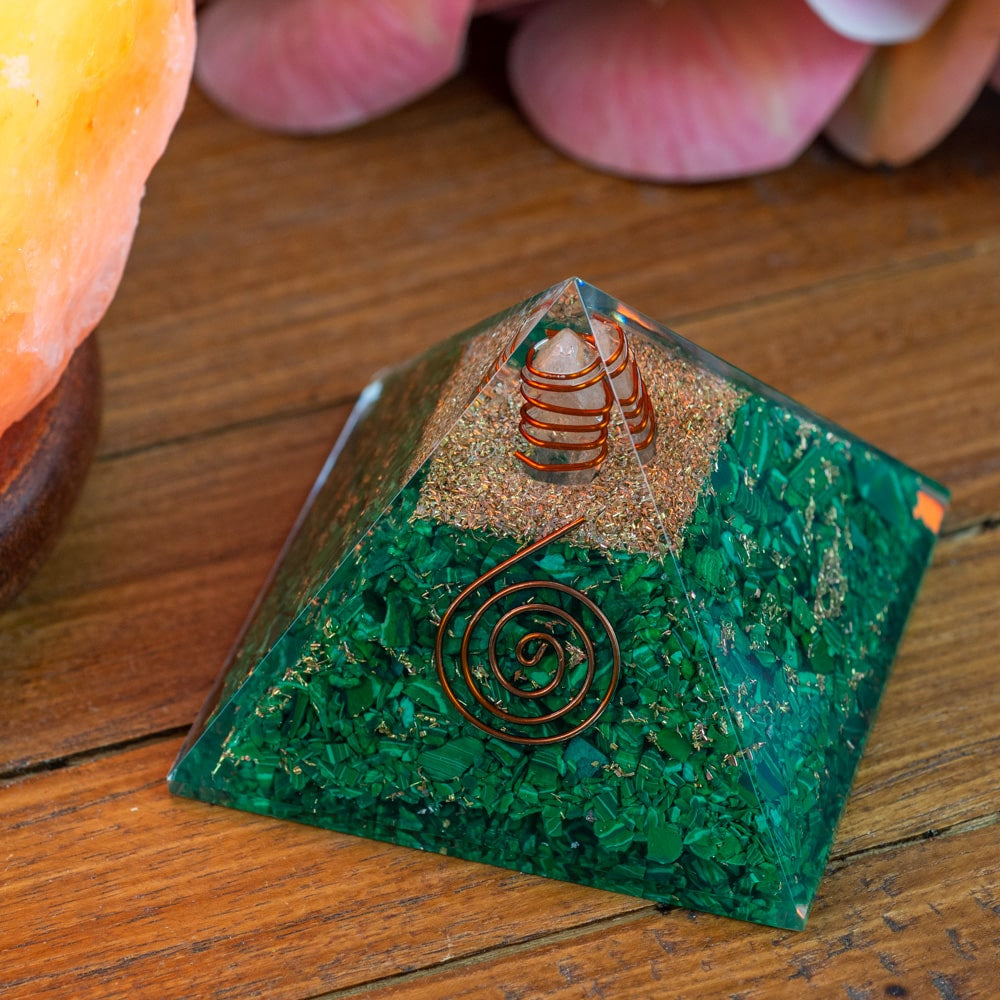 Orgonite Piramide Malachiet met Bergkristal Punt (70 mm)