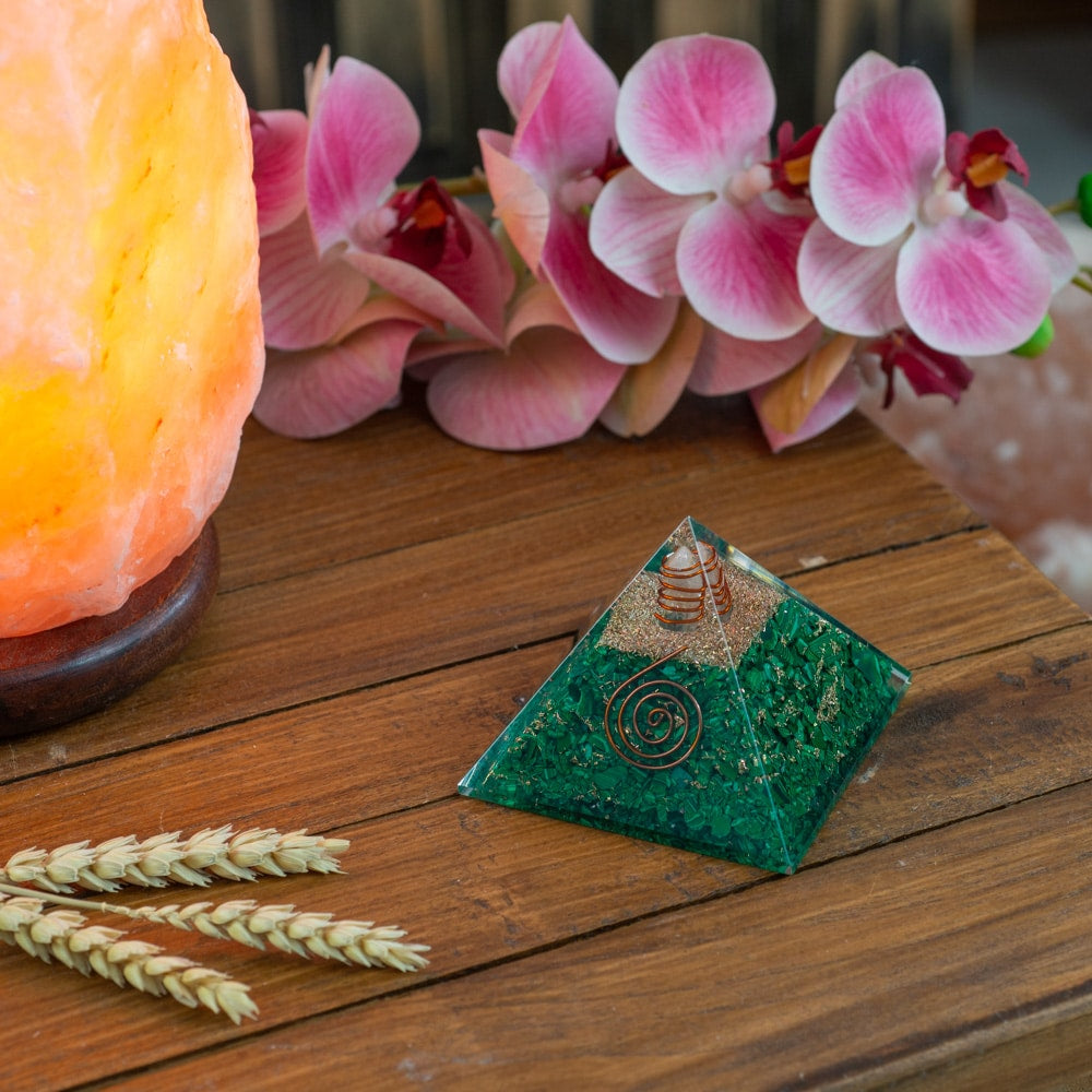 Orgonite Piramide Malachiet met Bergkristal Punt (70 mm)