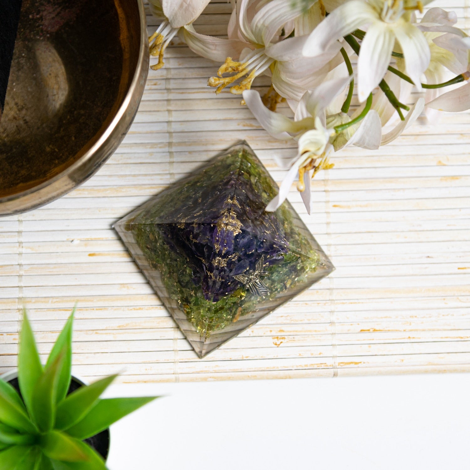 Orgonite Piramide Peridoot/ Amethist – Engel Raphael – (70 mm)