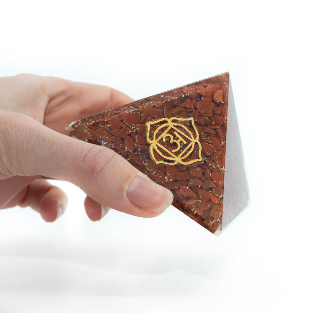 Orgonite Piramide Rode Jaspis – Basis Chakra – (70 mm)