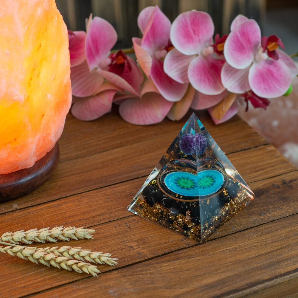 Orgonite Piramide Zwarte Toermalijn Flower Of Life en Amethist Bol (70 mm)