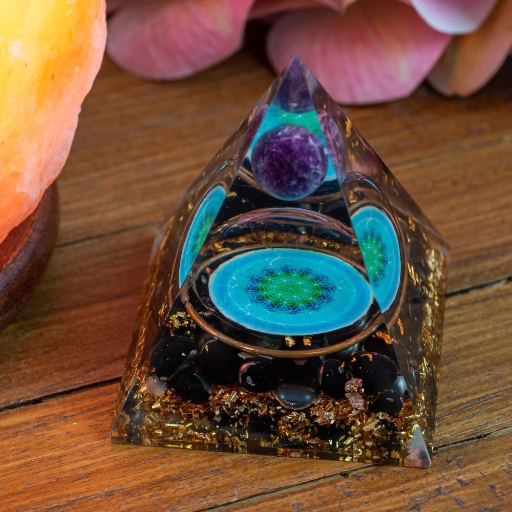 Orgonite Piramide Zwarte Toermalijn Flower Of Life en Amethist Bol (70 mm)