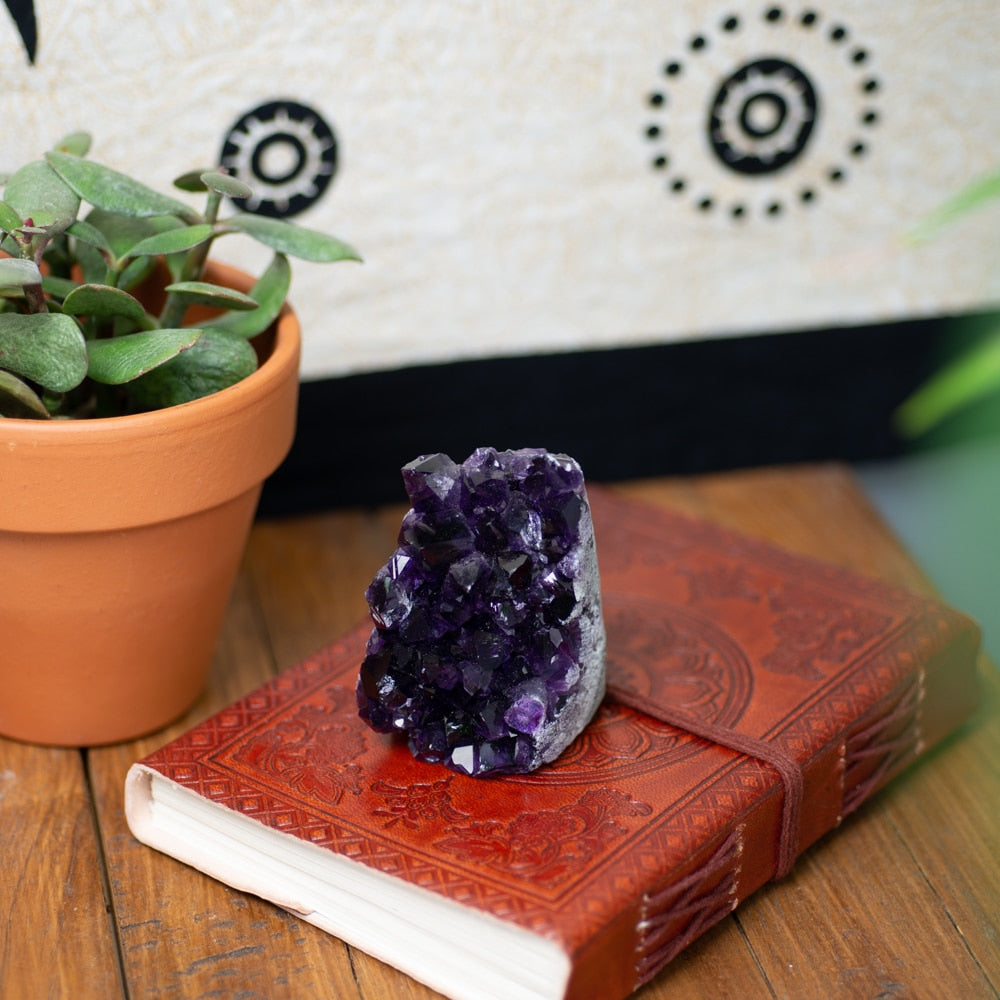 Ruwe Donkere Amethist Edelsteen Geode Staand 80 – 100 mm